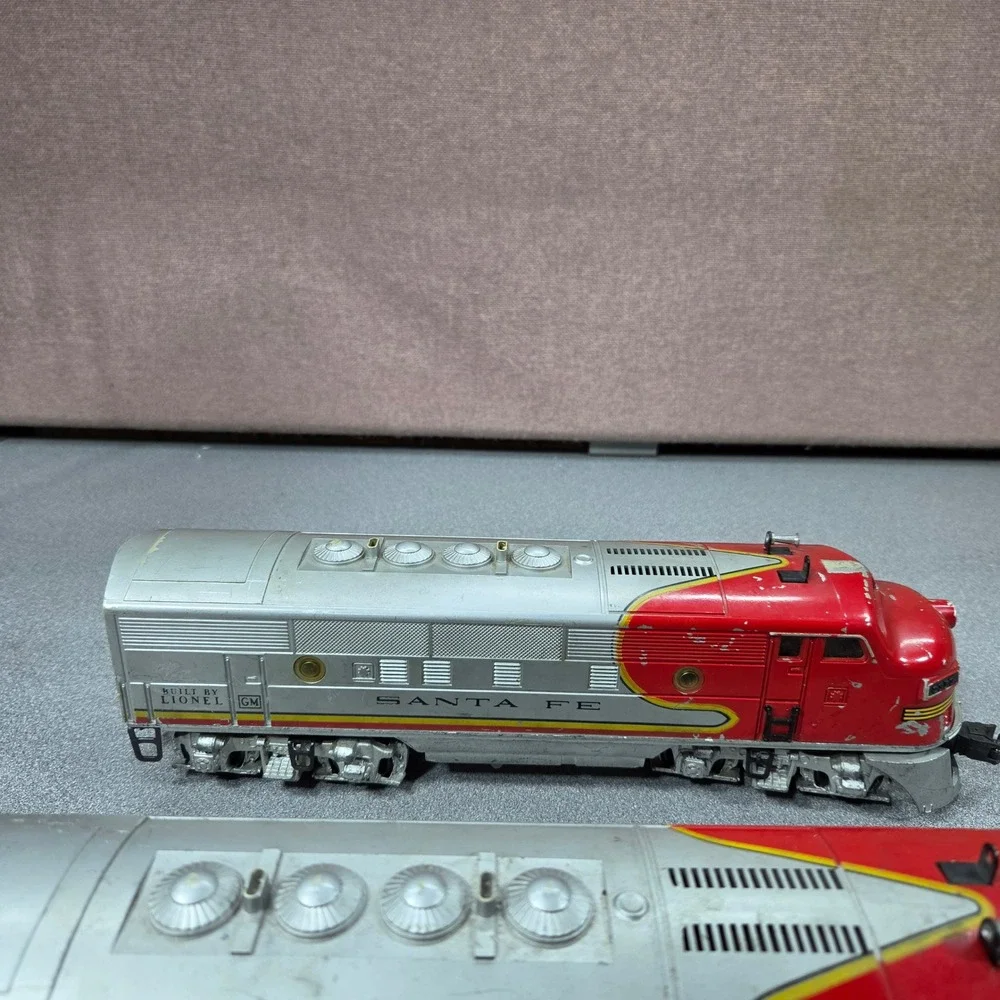 Lionel Santa Fe F3 Diesel Locomotive O-Gauge Red Silver Good Warbonnet A-A